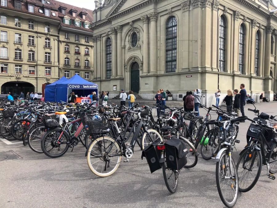 Am Bahnhofplatz steht ein weiteres Corona-Testzelt. Hier findet am Donnerstag die nächste Demo statt.