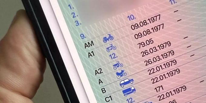 Ein Mann hält ein iPhone mit der App «ID Wallet», in der die digitale Variante eines Führerscheins zu sehen ist. Foto: Christoph Dernbach/dpa Ein Mann hält ein iPhone mit der App «ID Wallet», in der die digitale Variante eines Führerscheins zu sehen ist. Foto: Christoph Dernbach/dpa