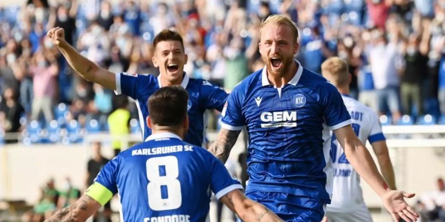Der Karlsruher Philipp Hofmann (r) bejubelt seinen Treffer zum 1:0 gegen Darmstadt 98 mit Jerome Gondorf (8). Foto: Uli Deck/dpa
