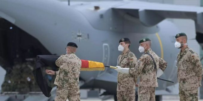 Brigadegeneral Ansgar Meyer (l), der letzte Befehlshaber der Bundeswehr in Afghanistan, rollt vor dem Transportflugzeug vom Typ Airbus A400M der Luftwaffe die Truppenfahne ein. Foto: Hauke-Christian Dittrich/dpa-Pool/dpa Brigadegeneral Ansgar Meyer (l), der letzte Befehlshaber der Bundeswehr in Afghanistan, rollt vor dem Transportflugzeug vom Typ Airbus A400M der Luftwaffe die Truppenfahne ein. Foto: Hauke-Christian Dittrich/dpa-Pool/dpa