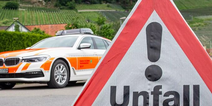 Ein 78-jähriger Belgier ist am Sonntagnachmittag mit seinem Auto auf der Autobahn A3 Richtung Zürich verunfallt. Noch auf der Unfallstelle verstarb er trotz Reanimationsversuchen. (Symbolbild) Ein 78-jähriger Belgier ist am Sonntagnachmittag mit seinem Auto auf der Autobahn A3 Richtung Zürich verunfallt. Noch auf der Unfallstelle verstarb er trotz Reanimationsversuchen. (Symbolbild)