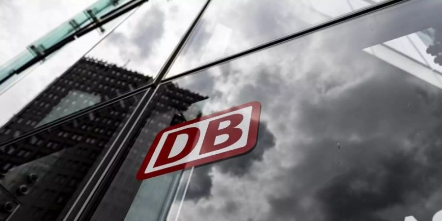 Die Deutsche Bahn nähert sich nach eigenen Angaben bei der Auslastung der Fernzüge langsam wieder dem Vorkrisenniveau. Foto: Fabian Sommer/dpa