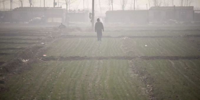 Ein Mann auf einem Feld in China (Symbolbild). China Bauer