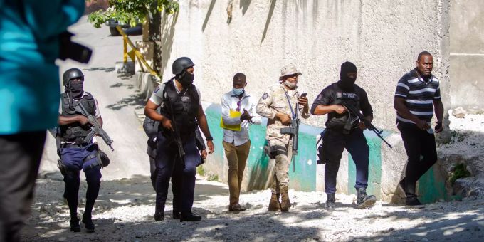 Polizeibeamte laufen in der Nähe des Hauses des ermordeten haitianischen Präsidenten, Jovenel Moise, in Port-au-Prince durch die Strassen. Four alleged assassins