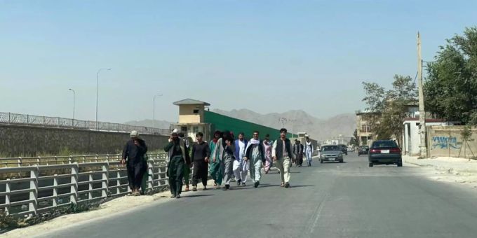 Menschen laufen zum Flughafen, um aus Afghanistan zu fliehen, nachdem Gerüchte aufkamen, dass das Ausland Menschen auch ohne Visum evakuiert, 16. August 2021. Afghanistan