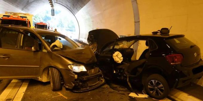 In einem Tunnel in Zillis GR ereignete sich am Samstag ein Unfall. tunnel zillis gr