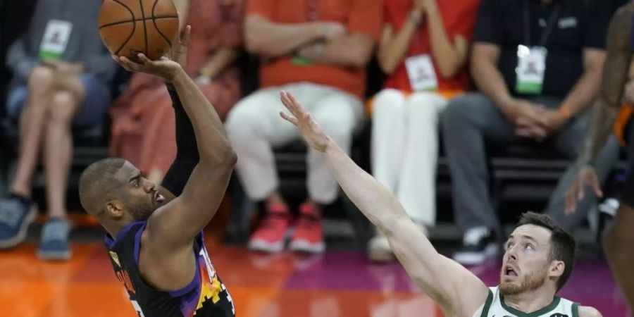 Phoenix Suns Guard Chris Paul (l) wirft gegen Milwaukee Bucks Guard Pat Connaughton (24). Foto: Ross D. Franklin/AP/dpa