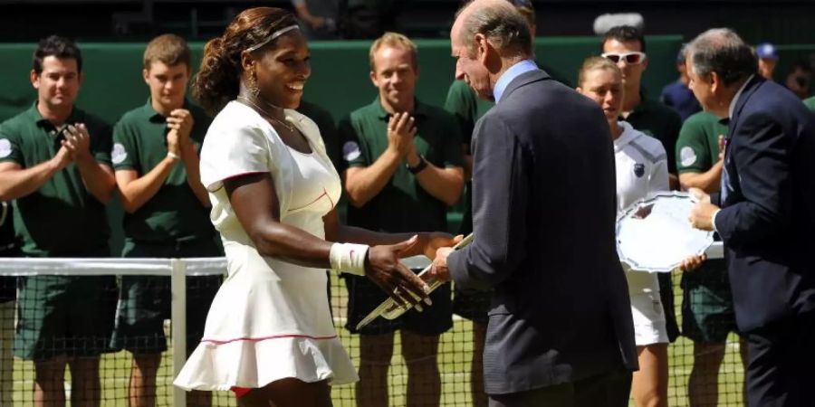 Der Herzog von Kent gratuliert Serena Williams im Jahr 2010 zum Titelgewinn. Foto: Neil Munns/epa/dpa