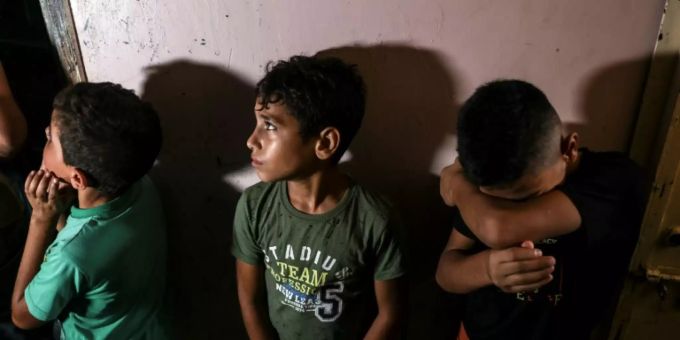 Kinder bei der Beerdigung des verstorbenen Zwölfjährigen Kinder bei der Beerdigung des verstorbenen Zwölfjährigen