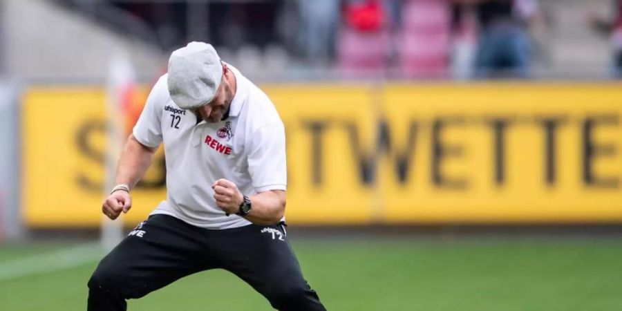 Kölns Trainer Steffen Baumgart jubelt über den Sieg gegen den VfL Bochum. Foto: Marius Becker/dpa