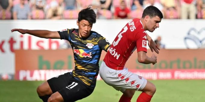 Hee-chan Hwang (l) könnte Leipzig noch vor Ende der Transferperiode verlassen. Foto: Torsten Silz/dpa Hee-chan Hwang (l) könnte Leipzig noch vor Ende der Transferperiode verlassen. Foto: Torsten Silz/dpa