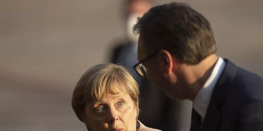 Kanzlerin Angela Merkel stellt dem serbischen Präsidenten Aleksandar Vucic die EU-Aufnahme in Aussicht. Foto: Marko Drobnjakovic/AP/dpa