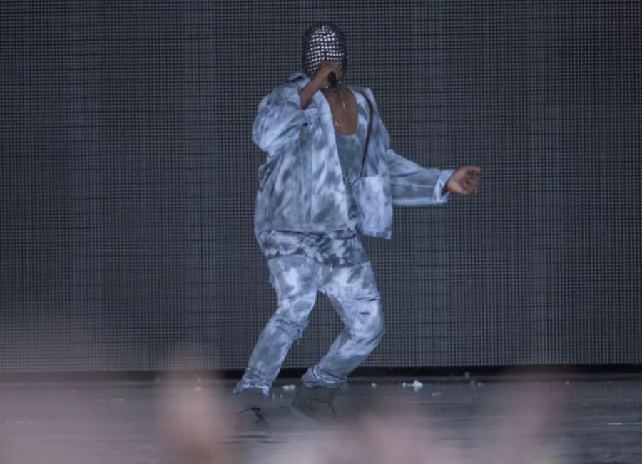 Kanye West bei einem Auftritt mit einer Maske.