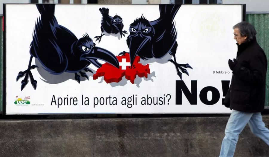 Ein Mann geht in Lugano TI an einem Plakat der SVP für die Abstimmung zur Personenfreizügigkeit vorbei, im Januar 2009.