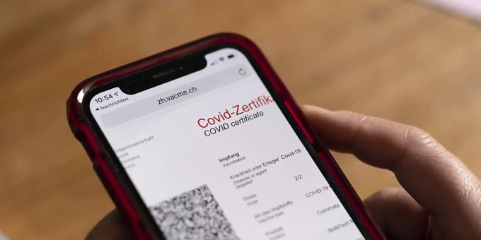 Das Covid-Zertifikat enthält neben Name, Vorname, Geburtsdatum und einer Zertifikatsnummer auch die Angaben zur Covid-19-Impfung, zur Genesung oder zum negativen PCR-Test- beziehunsgweise An Zertifikat coroanvirus