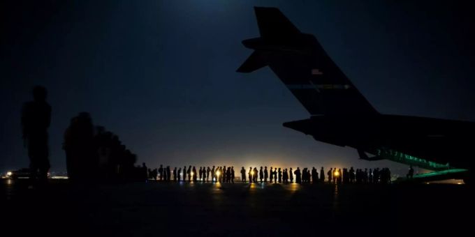 Menschen besteigen einen US-Evakuierungsflug in Kabul Menschen besteigen einen US-Evakuierungsflug in Kabul