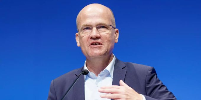 14.08.2021, Schleswig-Holstein, Neumünster: Ralph Brinkhaus (CDU), Vorsitzender der CDU/CSU-Bundestagsfraktion, spricht beim Landesparteitag der CDU Schleswig-Holstein. Landesparteitag CDU Schleswig-Holstein