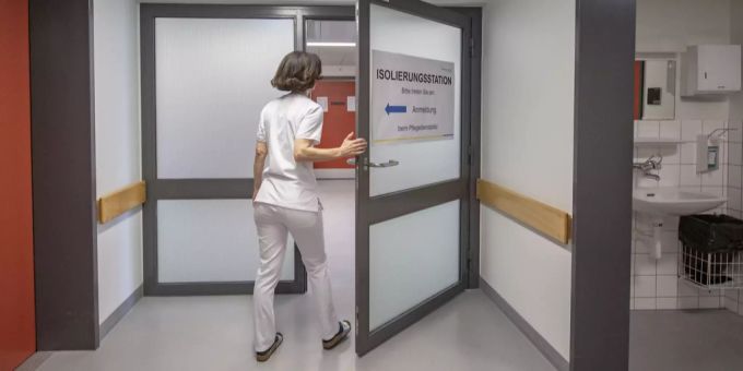 Mitarbeitende des Kantonsspitals Luzern erhalten zehn Minuten, um sich anzuziehen. Luzern Kantonsspital