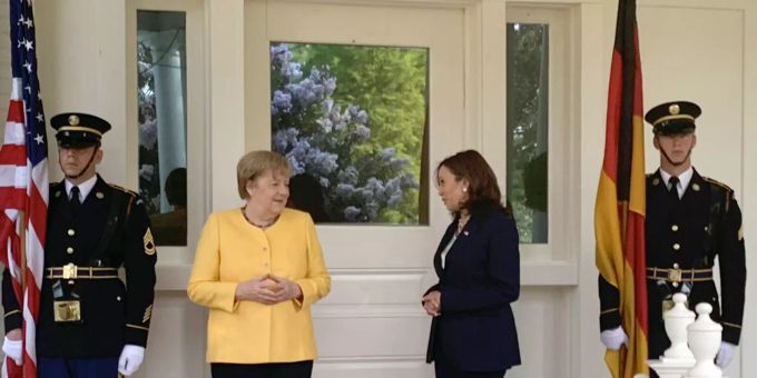 Bundeskanzlerin Angela Merkel (CDU, l) und Kamala Harris, Vizepräsidentin der USA, unterhalten sich. Merkel zu Besuch in den USA