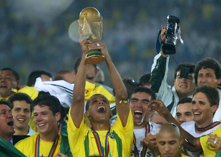 2002 gewinnt er mit Brasilien die Weltmeisterschaft.