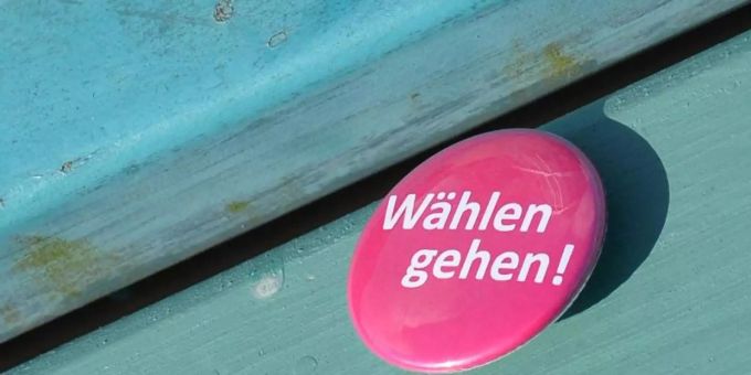 Ein Anstecker mit der Aufschrift «Wählen gehen!». Foto: Bernd Settnik/dpa-Zentralbild/dpa Ein Anstecker mit der Aufschrift «Wählen gehen!». Foto: Bernd Settnik/dpa-Zentralbild/dpa