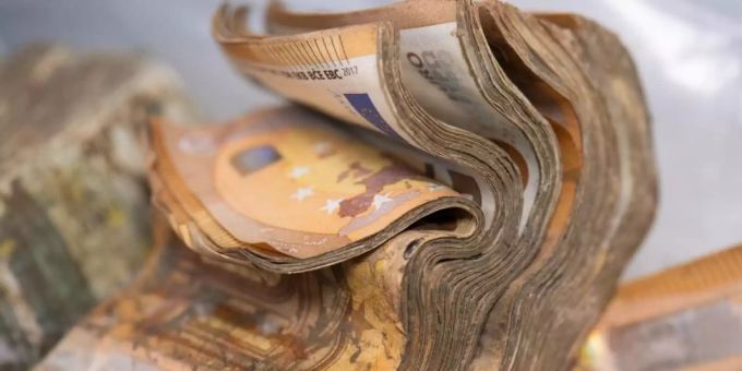 Durchweicht und verschimmelt sind Euro-Banknoten, die bei der Bundesbank in Mainz darauf warten, getrocknet zu werden. Foto: Boris Roessler/dpa/Archiviert Durchweicht und verschimmelt sind Euro-Banknoten, die bei der Bundesbank in Mainz darauf warten, getrocknet zu werden. Foto: Boris Roessler/dpa/Archiviert