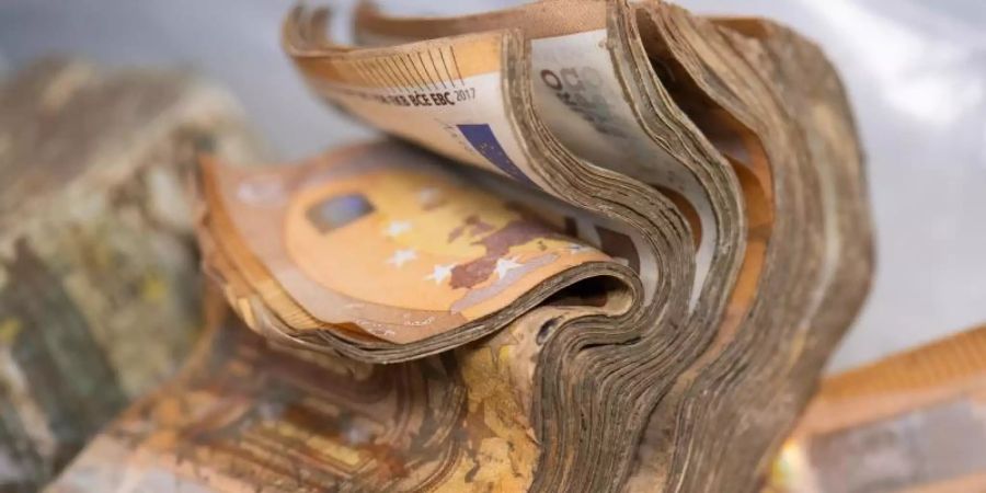 Durchweicht und verschimmelt sind Euro-Banknoten, die bei der Bundesbank in Mainz darauf warten, getrocknet zu werden. Foto: Boris Roessler/dpa/Archiviert