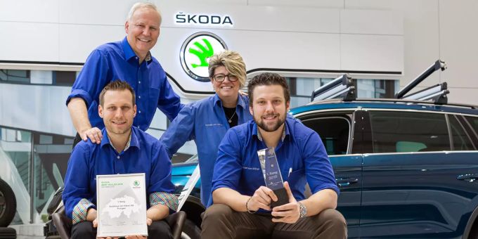 Arbeiten alle gemeinsam im Autohaus von Känel in Frutigen: Erich und Isabelle von Känel mit ihren Söhnen Kevin (vorne links) und Silvan. Autohaus von Känel Frutigen