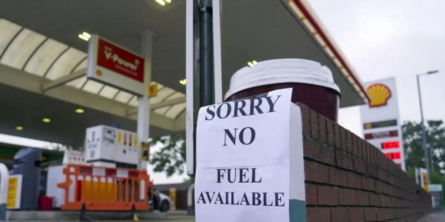 Ein Zettel mit der Aufschrift «Entschuldigung, kein Benzin verfügbar» an einer Tankstelle im englischen Bracknell. Foto: Steve Parsons/PA/dpa