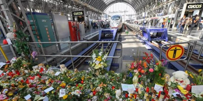 Erinnerung an den getöteten Jungen im Frankfurter Hauptbahnhof. Foto: Arne Dedert/dpa Erinnerung an den getöteten Jungen im Frankfurter Hauptbahnhof. Foto: Arne Dedert/dpa