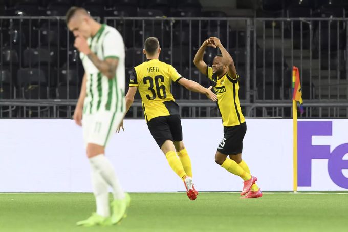 Silvan Hefti jubelt im Hinspiel gegen Ferencvaros mit Meschack Elia. Silvan Hefti