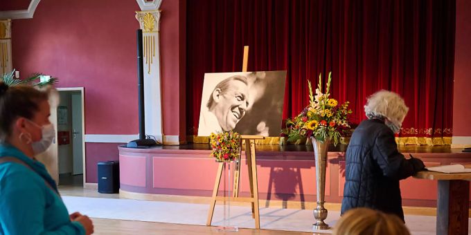 Fans tragen sich im Deutschen Haus in Beelitz in das Kondolenzbuch für den Volksschauspieler Herbert Köfer ein. Der Schauspieler starb am 24. Juli im Alter von 100 Jahren in Berlin. Köfer wird in Beelitz beigesetzt. Foto: Annette Riedl/dpa - ACHTUNG: Nur zur redaktionellen Verwendung im Zusammenhang mit der aktuellen Berichterstattung und nur im vollen Format Fans tragen sich im Deutschen Haus in Beelitz in das Kondolenzbuch für den Volksschauspieler Herbert Köfer ein. Der Schauspieler starb am 24. Juli im Alter von 100 Jahren in Berlin. Köfer wird in Beelitz beigesetzt. Foto: Annette Riedl/dpa - ACHTUNG: Nur zur redaktionellen Verwendung im Zusammenhang mit der aktuellen Berichterstattung und nur im vollen Format