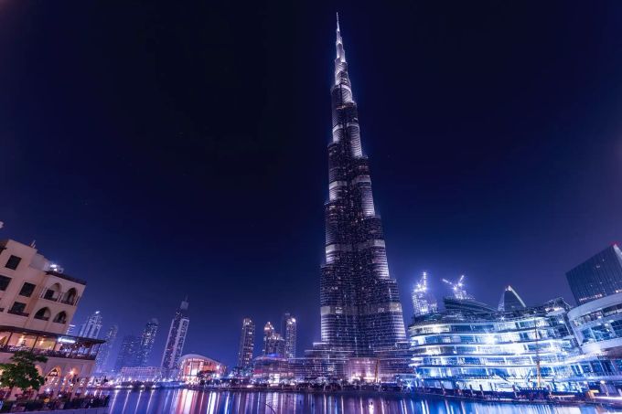 Der Burj Khalifa ist mit 828 Meter Höhe das höchste Gebäude der Welt. Er wurde von Samsung errichtet. Samsung