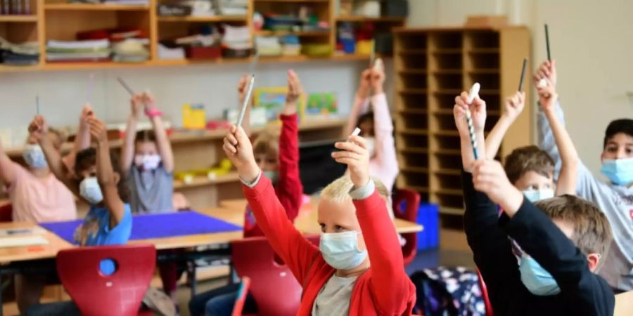 Schulkinder mit Masken