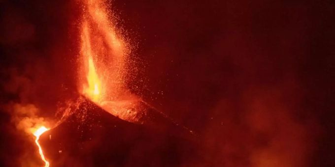 Der Vulkan Cumbre Vieja auf La Palma stösst weiter Lava aus. Foto: Kike Rincón/EUROPA PRESS/dpa Der Vulkan Cumbre Vieja auf La Palma stösst weiter Lava aus. Foto: Kike Rincón/EUROPA PRESS/dpa
