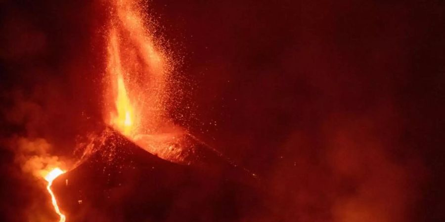 Der Vulkan Cumbre Vieja auf La Palma stösst weiter Lava aus. Foto: Kike Rincón/EUROPA PRESS/dpa