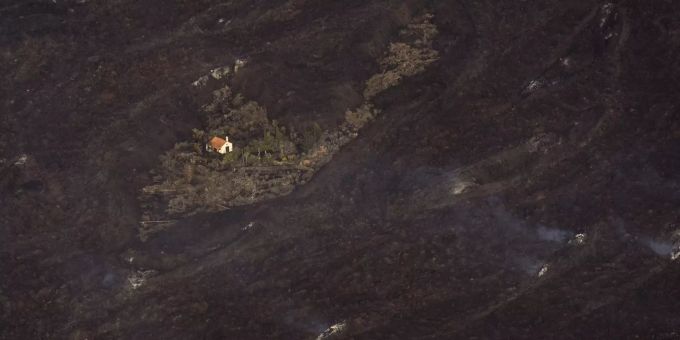 Ein Haus in La Palma bleibt unversehrt. APTOPIX Spain Volcano