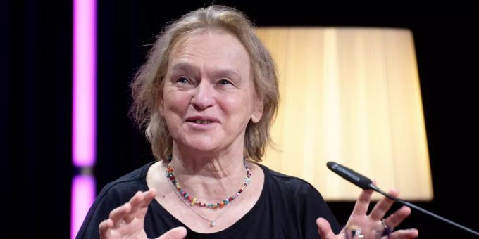 ARCHIV - 03.06.2021, Nordrhein-Westfalen, Köln: Die Autorin Elke Heidenreich sitzt bei der Veranstaltung «Elke Heidenreich u·ber Männer in Kamelhaarmänteln» im Rahmen der Lit.Cologne im Studio. Autorin Elke Heidenreich