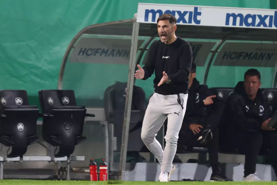 Fürths Trainer Stefan Leitl peitscht seine Mannschaft nach vorne.