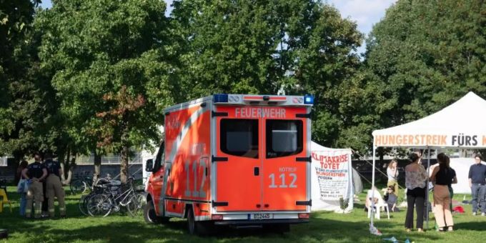 Im Berliner Regierungsviertel befinden sich mehrere Klimaaktivisten seit Tagen in einem Hungerstreik. Nun musste einer von ihnen per Notarzt ins Krankenhaus gebracht werden. Foto: Paul Zinken/dpa Im Berliner Regierungsviertel befinden sich mehrere Klimaaktivisten seit Tagen in einem Hungerstreik. Nun musste einer von ihnen per Notarzt ins Krankenhaus gebracht werden. Foto: Paul Zinken/dpa