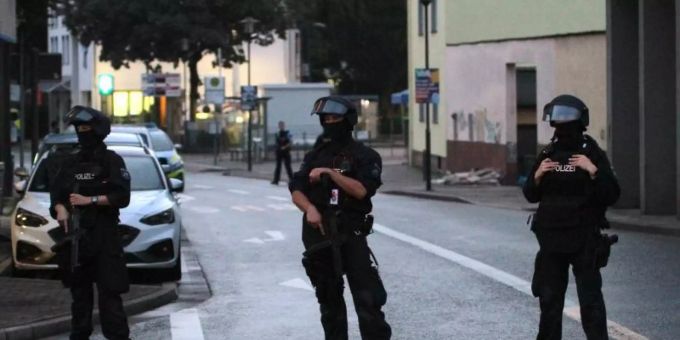 Einsatzkräfte der Polizei sperren eine Strasse in Hagen. Hagen