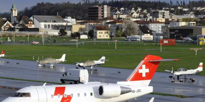 Unter anderem die Rega führt Rückführungen von Patientinnen und Patienten in die Schweiz durch. (Archivbild) coronavirus