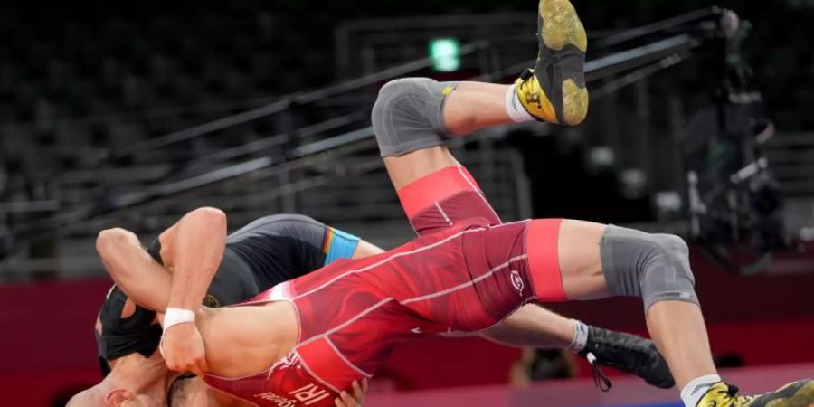 Ringer Frank Stäbler (hinten) kämpft in Tokio um die Bronzemedaille. Foto: Wang Yuguo/XinHua/dpa