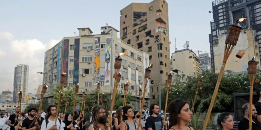 Fackelträger bei dem Trauerzug in Beirut