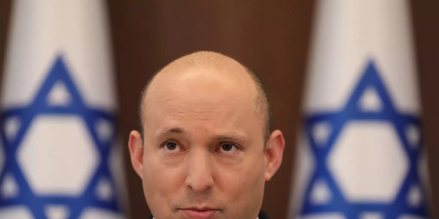 Israels Ministerpräsident Naftali Bennett nimmt an einer Kabinettssitzung teil. Bennett hat dem Iran und der libanesischen Schiitenmiliz Hisbollah vorgeworfen, die Libanesen in eine «Front gegen Israel verwickeln» zu wollen. «Israel akzeptiert keinen Beschuss seines Territoriums», so Bennett. Foto: Abir Sultan/Pool European Pressphoto Agency/AP/dpa