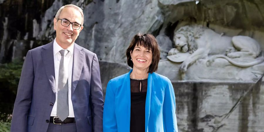 Der Luzerner Stadtpräsident Beat Züsli und alt Bundesrätin Doris Leuthard vor dem Löwendenkmal, das vor 200 Jahren eingeweiht worden ist.