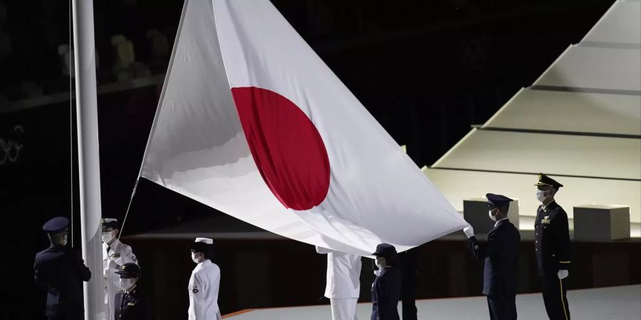 Die japanische Flagge wird bei Olympia 2021 in Tokio gehisst.