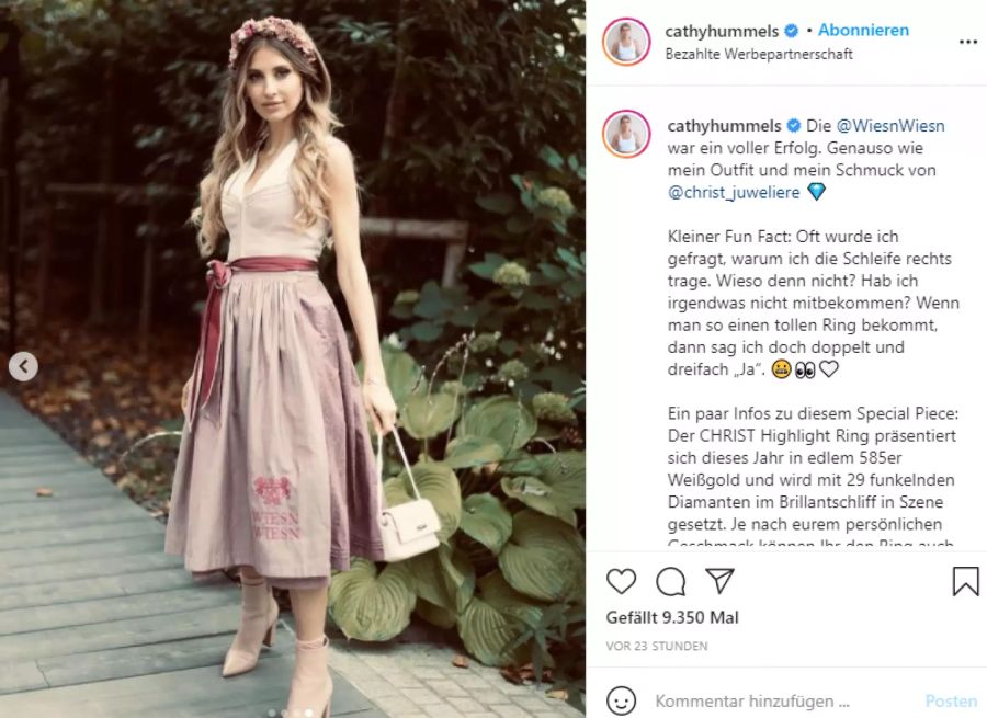 Cathy Hummels trug ihre Dirndl-Schleife auf der Wiesn rechts.