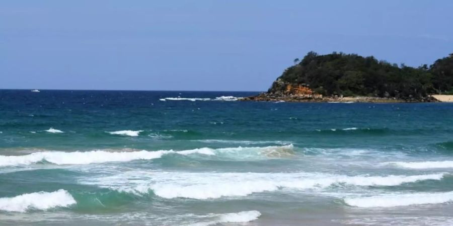 Wellen am Manly Beach. Das Surfrevier ist nur eines der Gebiete, das unter den Folgen des Klimawandels zu verschwinden droht. Foto: Dan Himbrechts/AAP/dpa/Archivbild