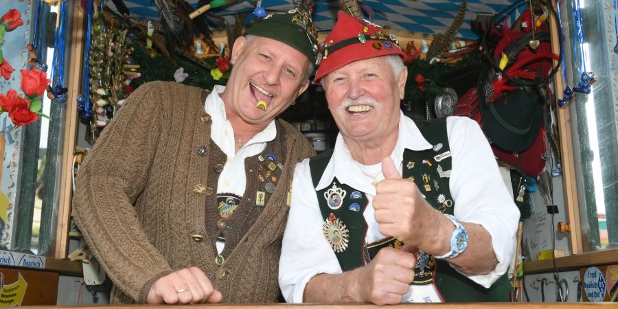 Die Vogelpfeifer Tobi und Horst Berger lachen in ihrem Stand beim Start des 187. Münchner Oktoberfests. Das grösste Volksfest der Welt lockte vor der Pandemie regelmässig rund sechs Millionen Besucher auf die Theresienwiese.